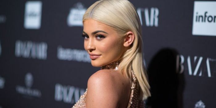 1491820935-kylie-jenner-prom.jpg